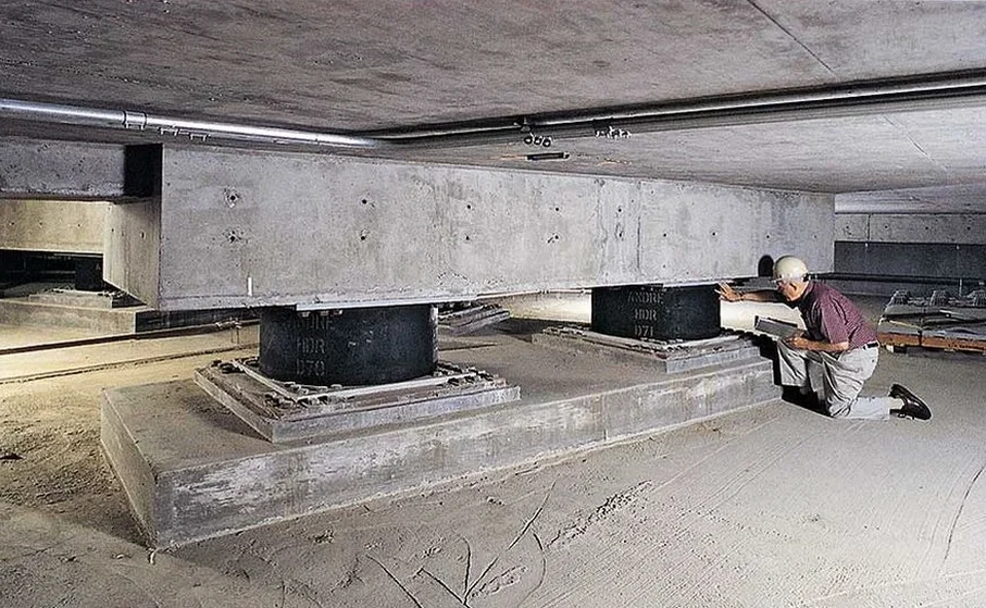 Base isolation seismic design — El Paso
